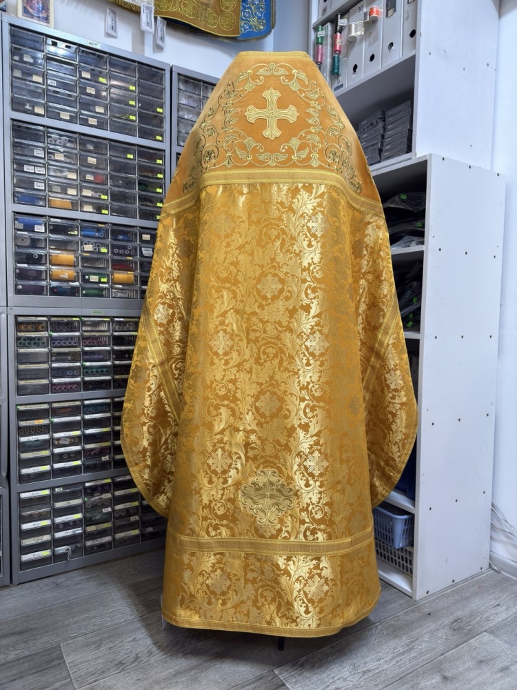 Облачение иерейское шелк, желтое с золотом, съемное вышитое бархатное оплечье ДОМИКИ.