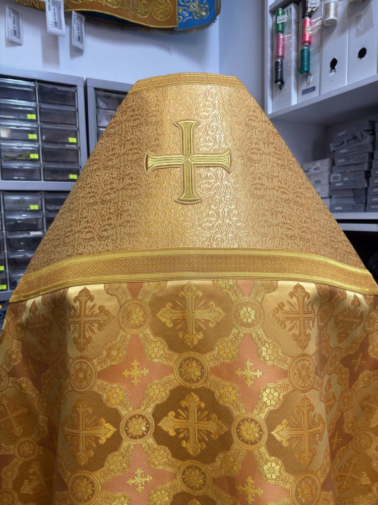Облачение иерейское парча, желтое с золотом.