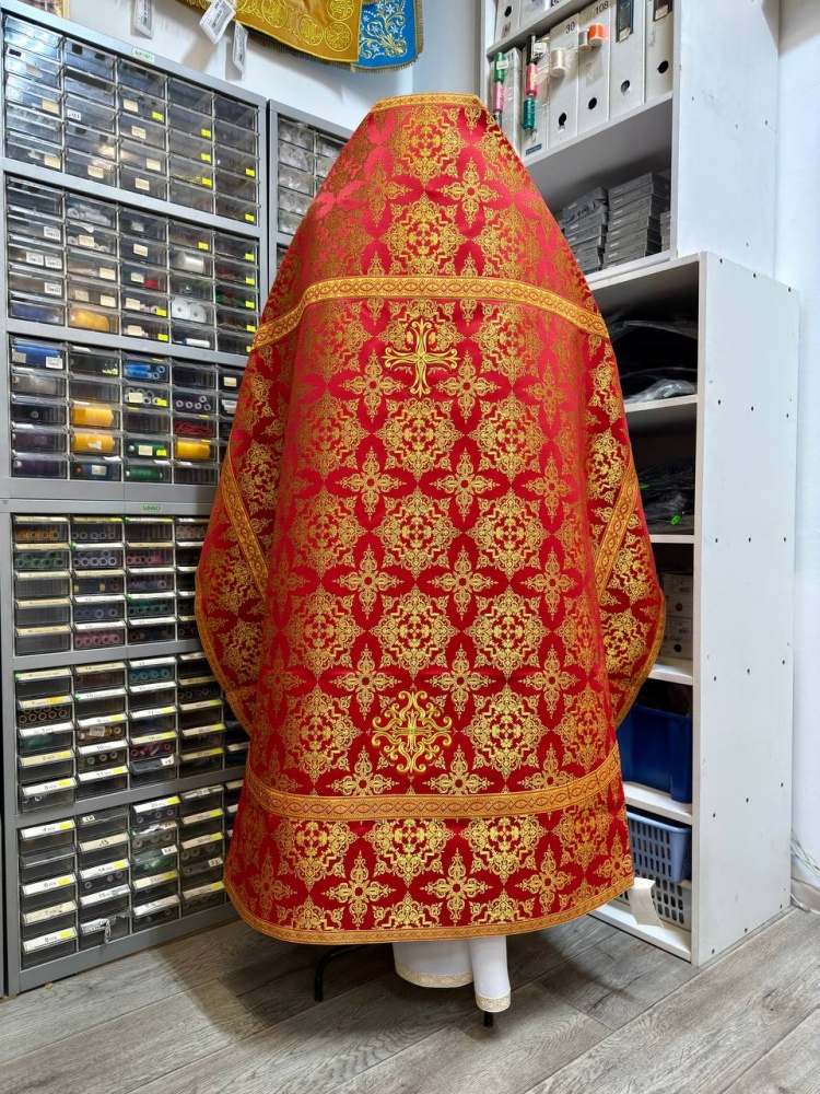 Облачение иерейское парча, красное с золотом.