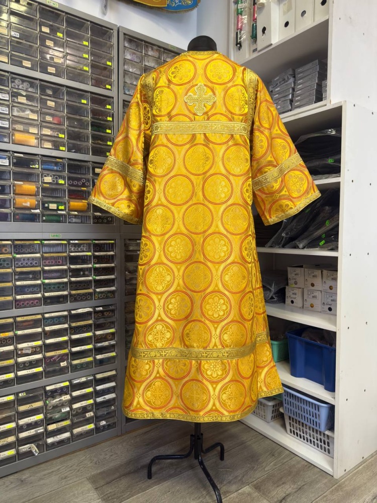 Стихарь алтарный длиной от 120 до 129 см, шелк, желтый с золотом.