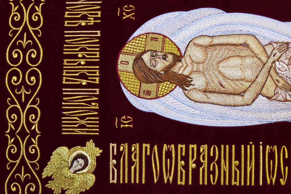 Плащаница Спаситель, вышитая, с галуном, общий размер 85 х 54 П
